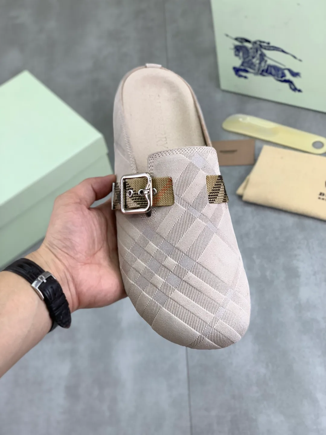 Men's Men's Shoes 💰P620 💰【New Style】Top Version 🆘【Burberry】New Burberry Slippers are on the market with perfect workmanship! 🔥Perfect shape and top quality🙈Non-slip and wear-resistant high-end rubber outsole👣Versatile and comfortable shoes, standard size: 39-45 (38 46 customized) 5️⃣colors available Top-quality packaging